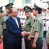 Президент Нгуен Суан Фук (спереди второй слева) приветствует сотрудников Департамента экономической безопасности Министерства общественной безопасности 18 августа. (Фото: ВИА) 
