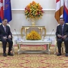 Председатель Народной партии Камбоджи, премьер-министр Камбоджи Самдек Течо Хун Сен принял главу Отдела ЦК КПВ по внешним связям Ле Хоай Чунга (слева). (Фото: опубликовано ВИА)