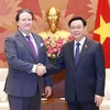 Председатель НС Выонг Динь Хюэ (справа) и посол США Марк Э. Кнаппер на встрече в Ханое 25 августа (Фото: ВИА) 