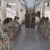 Тюремные служащие информируют заключенных информацию о правилах амнистии. (Фото: Тхань Туан/ВИА)