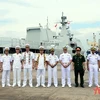 Представители вьетнамской делегации и ВМС Индонезии позируют для группового фото (Источник: ВИА)