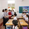 Премьер-министр Фам Минь Тьинь беседует с учителями и учениками начальной школы Йенлап в уезде Йенлап провинции Футхо (Фото: ВИА) 