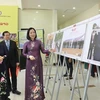 Генеральный директор ВИА Ву Виет Чанг ознакомила делегатов с фотографиями, представленными на выставке. Фото: ВИА