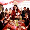 Вице-президент Во Тхи Ань Суан присоединялась к учащимся из числа этнических меньшинств в провинции Йенбай на фестивале середины осени. (Фото: ВИА) 