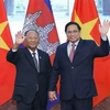 Премьер-министр Фам Минь Тьинь (справа) и председатель НС Камбоджи Самдек Хенг Самрин встречаются в Ханое 13 сентября. (Фото: ВИА) 