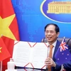Министр иностранных дел Буй Тхань Шон после подписания плана действий по реализации рамок стратегического партнерства между Вьетнамом и Новой Зеландией на 2021-2024 годы. (Фото: ВИА)