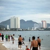 Пляж Нячанг всегда переполнен туристами. (Фото: Хонг Дат/ВИА)