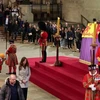 Люди отдают дань уважения королеве Елизавете II в Лондоне (Фото: AFP/ВИА)