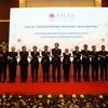 Министр позирует для группового фото на 54-й встрече министров экономики стран АСЕАН. (Фото: ASEAN.org)