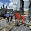 Работники электроэнергетики проверяют противоураганные мероприятия на подстанции. (Фото: ВИА)