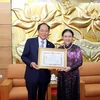 Председатель Союза обществ дружбы Вьетнама (VUFO), посол Нгуен Фыонг Нга вручила памятную медаль дипломату на церемонии в Ханое 4 октября.