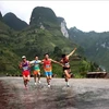 Спортсмены наслаждаются прекрасным маршрутом на перевале Ма Пи Ленг, популярном месте в провинции Хажанг. (Фото: ВИА) 