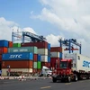 Погрузка и разгрузка контейнеров в порту Сайгон. (Фото: ВИА)