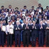 Президент Нгуен Суан Фук и делегаты со 100 «отличными вьетнамскими фермерами» в 2022 году. (Фото: Тхонг Нят/ВИА)