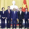 Президент Нгуен Суан Фук и министр иностранных дел Кореи Пак Джин сфотографировались с делегатами. (Фото: ВИА)