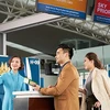 По данным Администрации гражданской авиации Вьетнама (CAAV), пилотное использование удостоверений личности на основе чипов для быстрой регистрации на некоторые внутренние рейсы может начаться с апреля следующего года. (Фото: ВИА) 