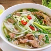 В международном кулинарном журнале TasteAtlas фо назвали одним из самых любимых вьетнамских блюд в западном полушарии из-за его сложного, уникального вкуса и элегантной простоты. (Фото: hanoimoi.com.vn) 