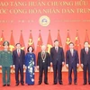 Генеральный секретарь, председатель КНР Си Цзиньпин и генеральный секретарь ЦК КПВ Нгуен Фу Чонг фотографируются с членами высокопоставленной вьетнамской делегации. (Фото: ВИА)