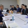 Вьетнамская делегация во главе с министром природных ресурсов и окружающей среды Чан Хонг Ха работала с председателем COP26 Алоком Шармой по вопросам энергетическому переходу Вьетнама. (Фото ВИА)