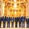 Премьер-министр Фам Минь Тьинь (4-й слева) на групповом фото с королем Камбоджи Нородомом Сихамони (6-й слева) и другими лидерами АСЕАН (Фото: ВИА) 