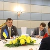 Министр иностранных дел Украины Дмитрий Кулеба беседует с министром иностранных дел Буй Тхань Шоном. (Фото: Нгуен Хунг, корреспондент ВИА в Камбодже)