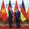 Премьер-министр Фам Минь Тьинь и премьер-министр Германии Олаф Шольц перед началом переговоров. (Фото: Лам Кхань/ВИА)