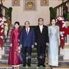 Премьер-министр Королевства Таиланд Прают Чан-Оча, президент Нгуен Суан Фук и его супруга. (Фото: ВИА) 