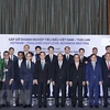 Президент штата Нгуен Суан Фук с представителями предприятий Вьетнама и Таиланда. (Фото: ВИА)