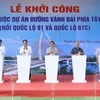 Премьер-министр Фам Минь Тьинь (в центре) и другие делегаты на церемонии (Фото: ВИА)