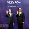 Премьер-министр Таиланда Прают Чан-Оча приветствует президента Нгуен Суан Фука на встрече экономик АТЭС.
