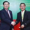 Председатель Национального собрания Выонг Динь Хюэ (слева) и вице-губернатор Кампонгтхом Нхек Бан Кхенг. (Фото: ВИА)