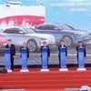 Премьер-министр Фам Минь Тьинь (в центре) и другие делегаты присутствуют на церемонии экспорта первой партии электронных транспортных средств VinFast в США. (Фото: ВИА) 