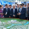 Премьер-министр Фам Минь Тьинь посетил стенд, на котором были представлены технологические продукты, продукция сельского хозяйства, ремесла и услуги юго-восточных провинций. (Фото: ВИА)