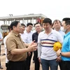 Премьер-министр Фам Минь Тьинь обсудил с инвесторами, реализующими проекты в индустриальном парке Баубанг. (Фото: Зыонг Жанг/ВИА)