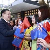Председатель Национального собрания Выонг Динь Хюэ с представителями вьетнамской общины в Новой Зеландии на церемонии встречи. (Фото: Зоан Тан/ВИА)