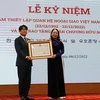 Вице-президент Во Тхи Ань Суан вручает Орден Дружбы г-ну Ли Бёнкуку. (Фото: ВИА)