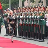 Министр обороны Вьетнама Фан Ван Жанг и министр обороны Чехии Яна Чернохова принимают строй роты почетного караула Вьетнамской народной армии. (Фото: ВИА)
