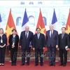 Премьер-министр Фам Минь Тьинь и председатель Сената Франции Жерар Ларше, а также члены делегаций двух стран. (Фото: ВИА)