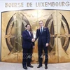 Премьер-министр Фам Минь ТЬинь посещает Люксембургскую фондовую биржу. (Фото: ВИА)