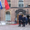 Премьер-министр Фам Минь Тьинь и премьер-министр Нидерландов Марк Рютте слушают национальные гимны двух стран. (Фото: Зыонг Жанг/ВИА)