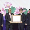 Президент Нгуен Суан Фук хвалит Truong Hai Group (THACO), многоотраслевую холдинговую корпорацию, за ее вклад в развитие национальной экономики. (Фото: ВИА) 