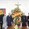 Президент Нгуен Суан Фук вручает цветы для поздравления Ханойской архиепископии. (Фото: ВИА)