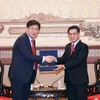 Заместитель председателя Народного совета Хошимина Нгуен Ван Зунг (справа) и председатель столичного совета Пусана Ан Сон Мин (Фото: ВИА) 