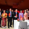 Посол Ле Тхи Хонг Ван (третья справа) и вьетнамская делегация во время церемонии ЮНЕСКО признания Чамского гончарного искусства нематериальным культурным наследием, нуждающимся в срочной защите. (Фото: ВИА)