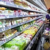 Потребители делают покупки в супермаркете. (Фото: ВИА)