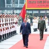 Премьер-министр Фам Минь Тьинь принимает ряды почетного караула Народной общественной безопасности. (Фото: ВИА)