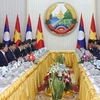 Переговоры премьер-министров Фам Минь Тьиня и Сонексай Сипандоне во Вьентьяне 11 января. (Фото: ВИА) 