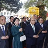 Президент Нгуен Суан Фук с супругой и делегаты провели церемонию подношения благовоний во дворце Киньтхиен. (Фото: Тхонг Нхат/ВИА)
