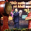 Президент государства Нгуен Суан Фук бьет в барабан в знак начала программы. (Фото: ВИА)