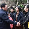 Премьер-министр Фам Минь Тьинь встречается с жителями общины Намван города Намдинь. (Фото: ВИА)